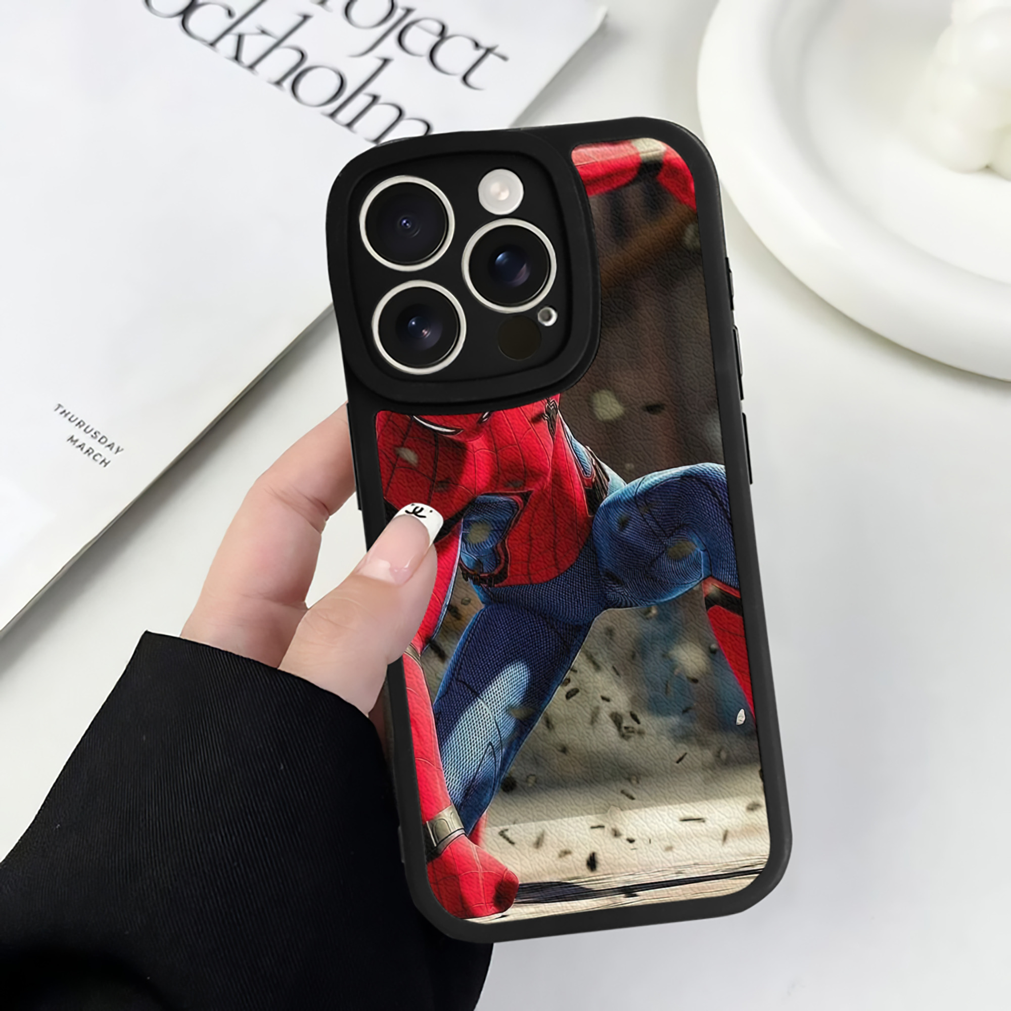 Spider Man スパイダーマン 【iPhone 16シリーズ対応】シリコンスマホケース（レザー調） 材質：シリコン